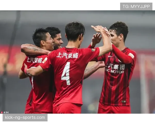 武磊拎菜袋比我半个月工资贵，路人那表情笑死我了